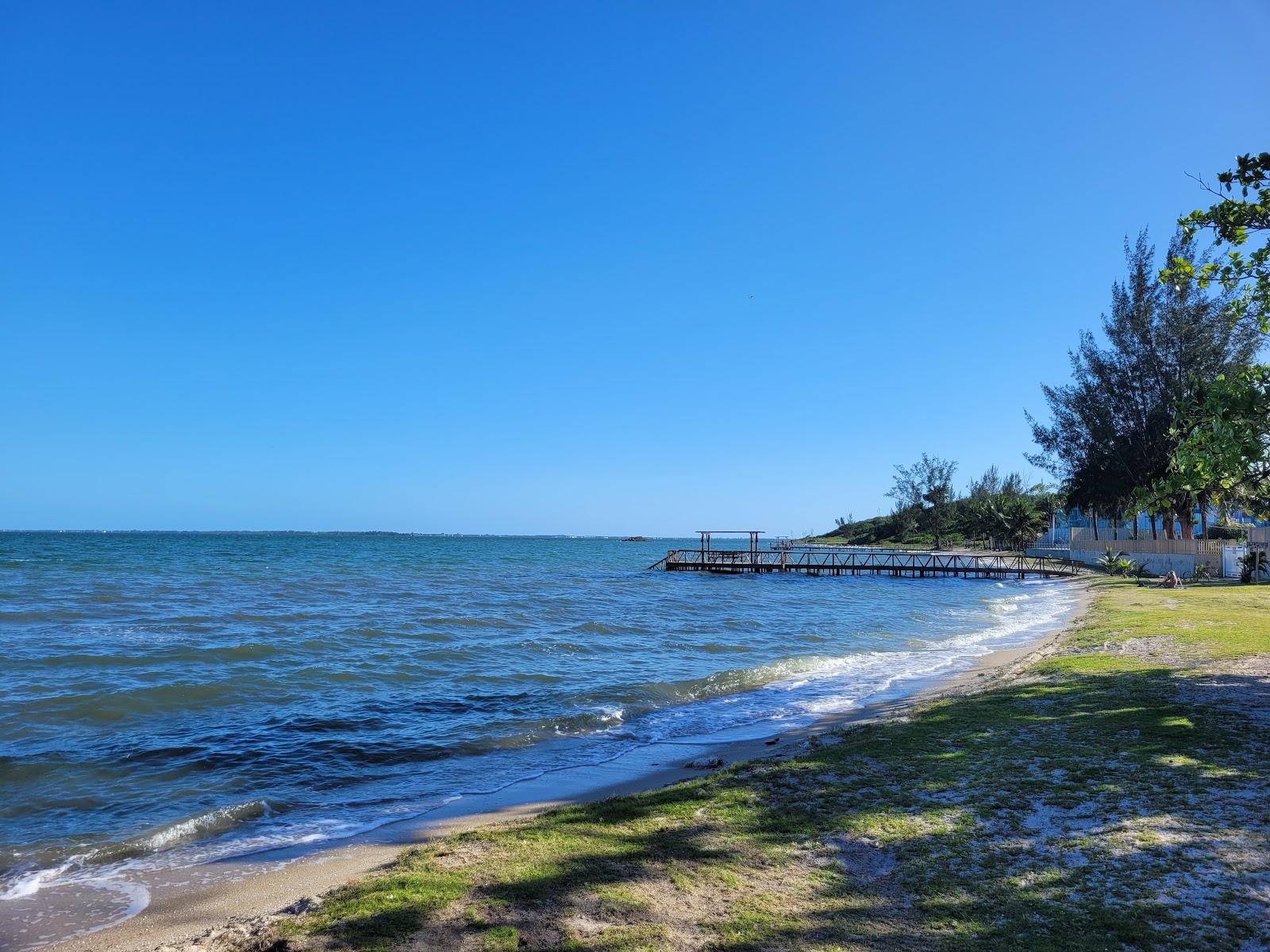 Foto de Praia das Andorinhas con arena beige superficie