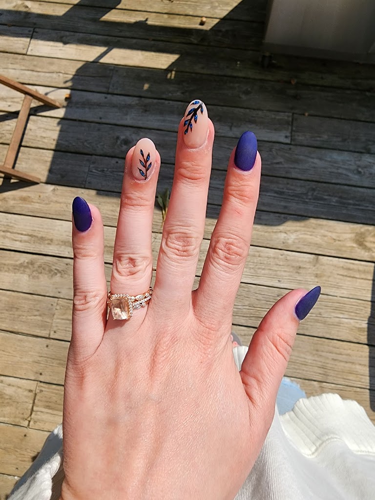 Cindy's Nails 03909