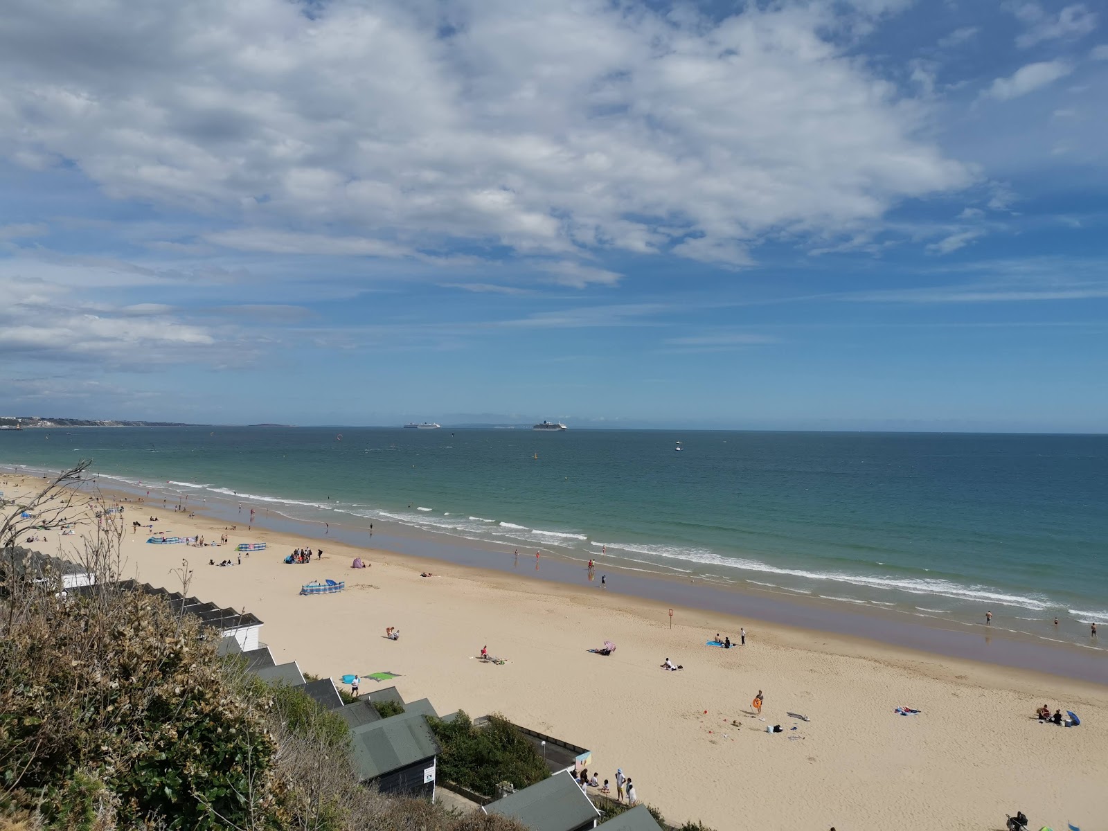 Foto van Canford Cliffs Beach omringd door bergen
