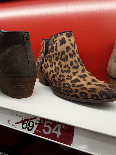 Shoe Store «Famous Footwear Outlet», reviews and photos, 1332 Lum Rd, Centralia, WA 98531, USA