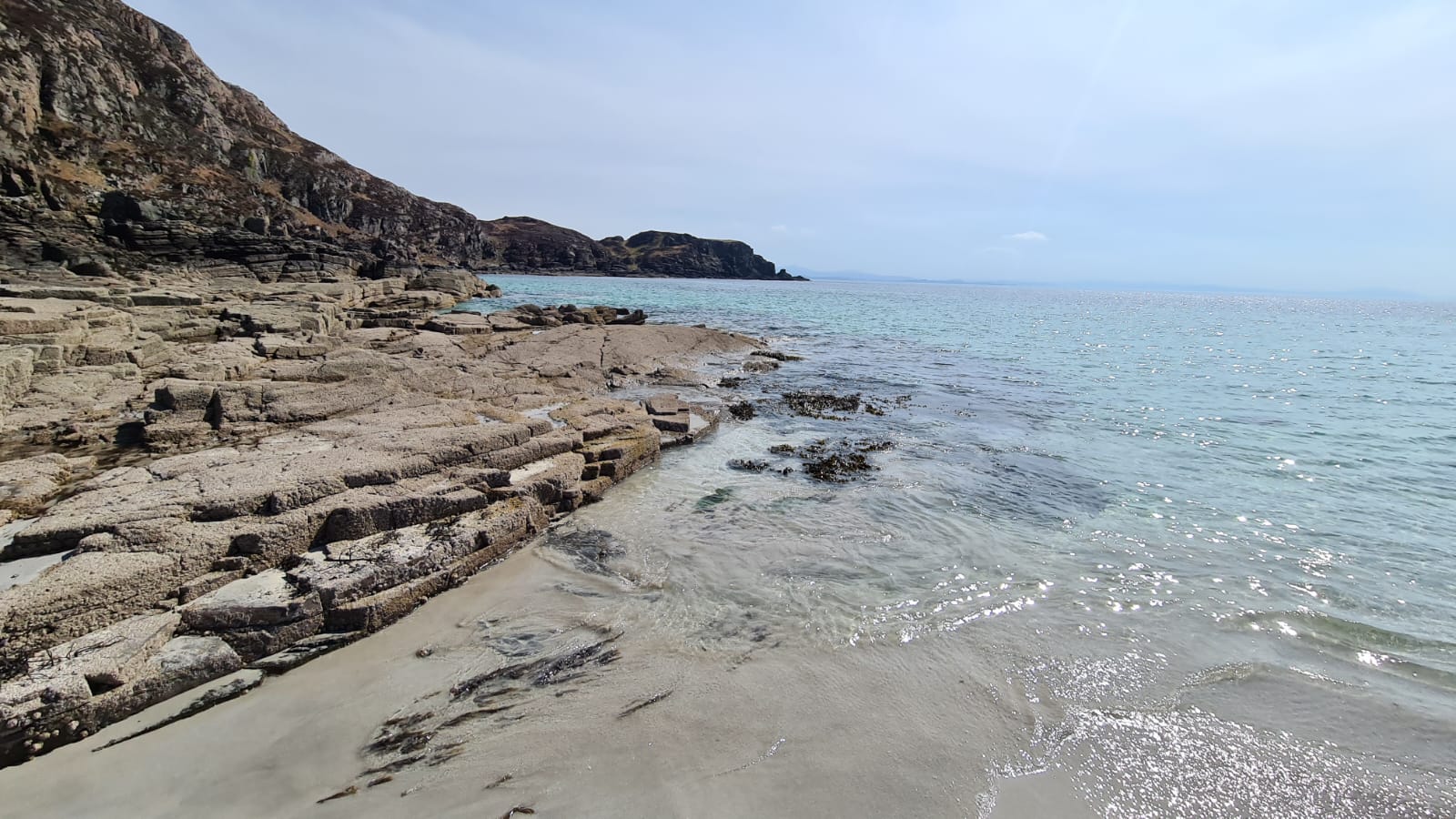 Foto de Rubha Shleite (Sandy Beach) respaldado por acantilados