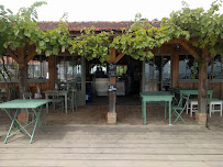 Atmosphère du Bar-restaurant à huîtres Emile et une huître à Lège-Cap-Ferret - n°8