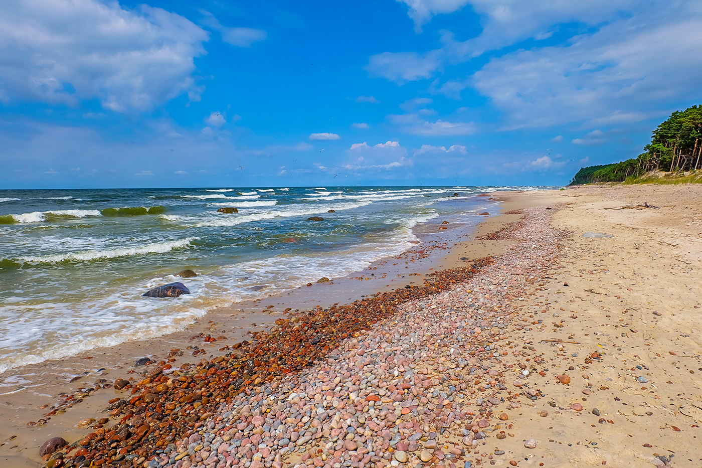 Valokuva Giruliai naturist beachista. pinnalla turkoosi vesi:n kanssa