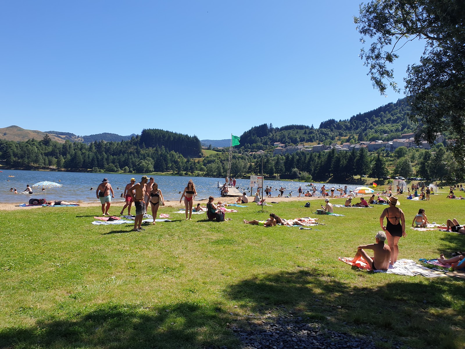 Foto di Plage du Lac de Saint Martial con una superficie del sabbia beige