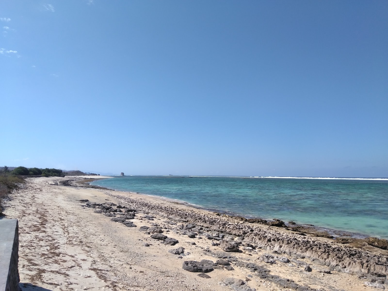 Foto de Tabuan Beach con arena beige superficie