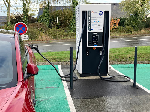 Borne de recharge de véhicules électriques Izivia Charging Station Saint-Malo