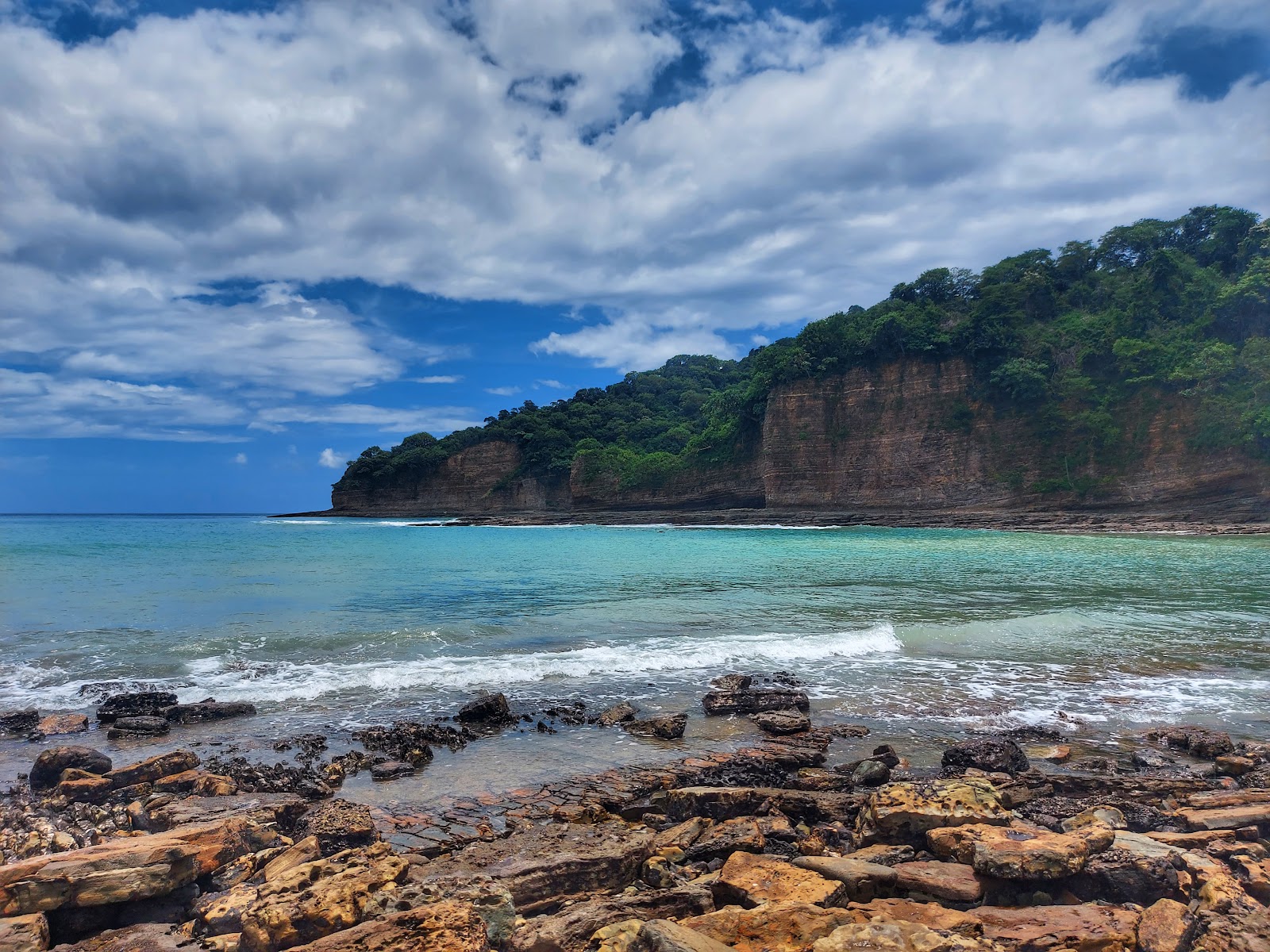 Punta Julian beach'in fotoğrafı dağlarla çevrili