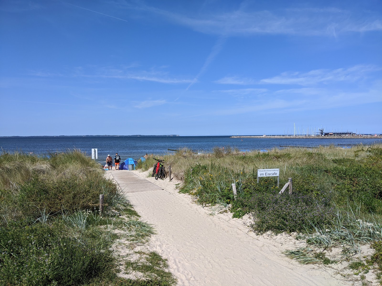 Glowe Plajı'in fotoğrafı geniş plaj ile birlikte