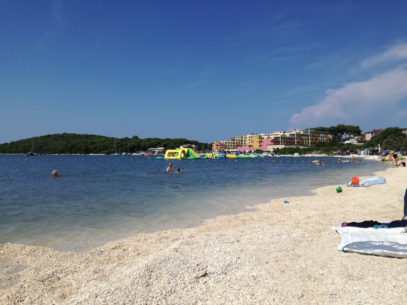 Banjole beach'in fotoğrafı hafif ince çakıl taş yüzey ile