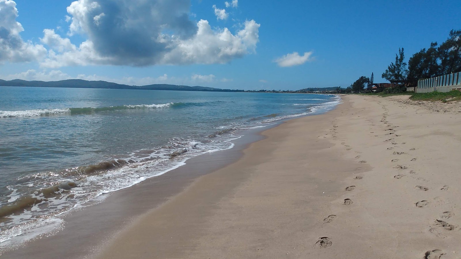 Foto di Praia da Marina sorretto da scogliere