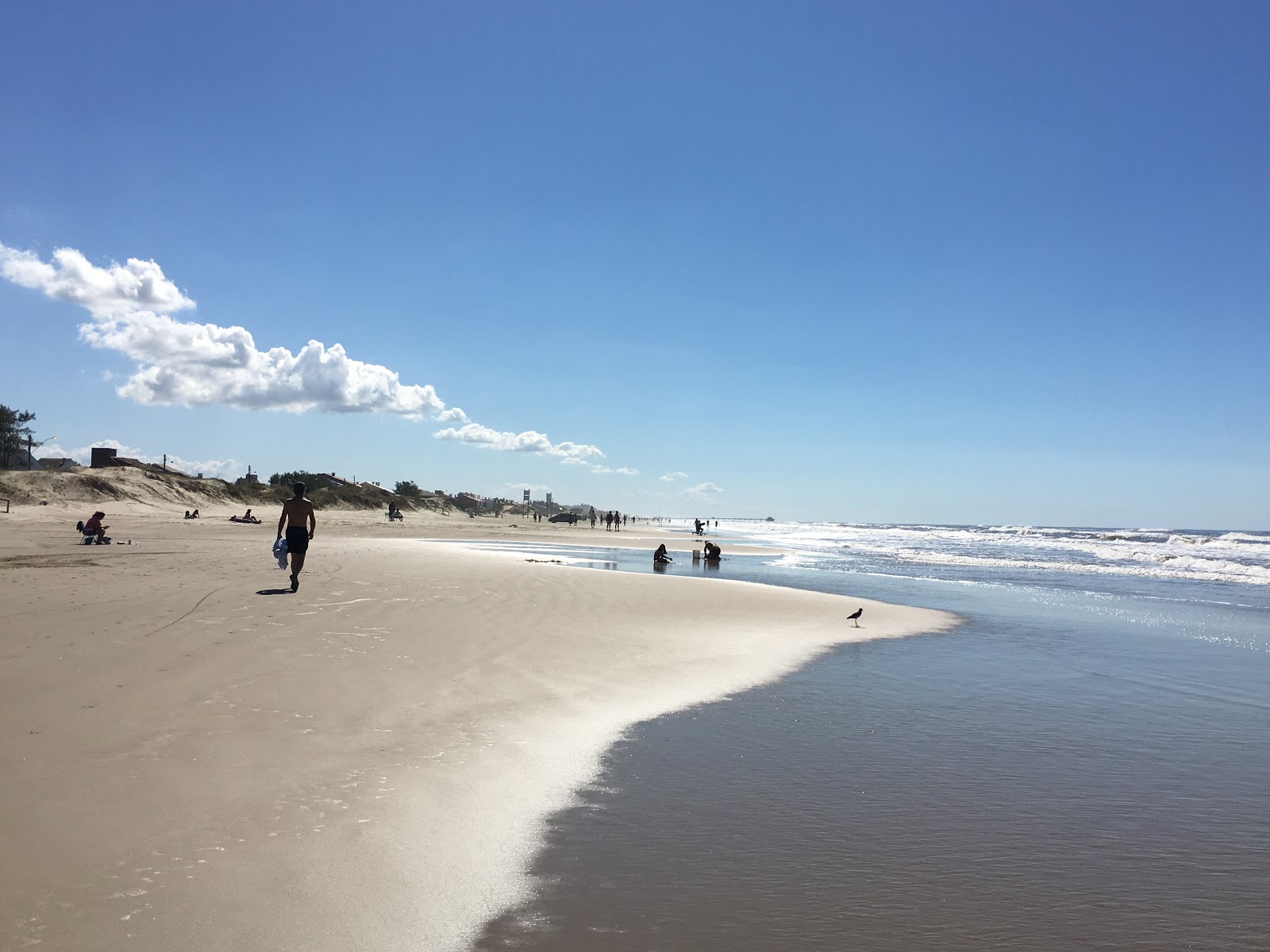 Photo de Plage de Xangri-la avec sable fin et lumineux de surface