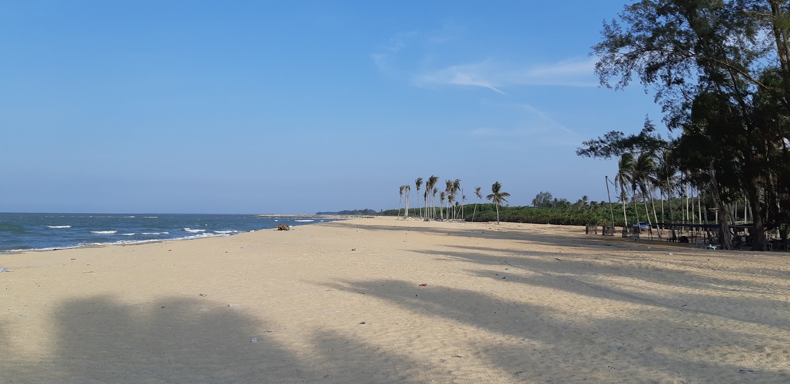 Valokuva Pulau Panjang Beachista. pinnalla kirkas hiekka:n kanssa