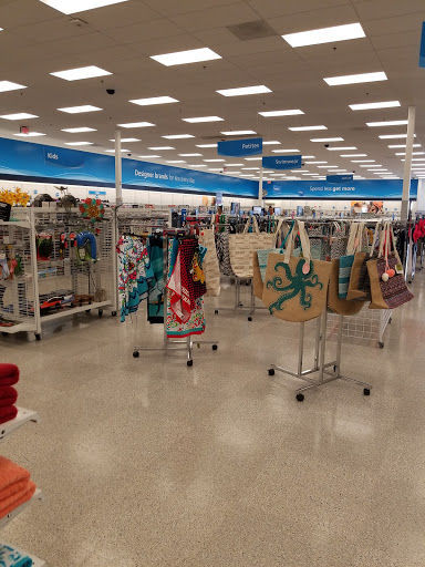 Clothing Store «Ross Dress for Less», reviews and photos, 749 E Dundee Rd, Palatine, IL 60074, USA