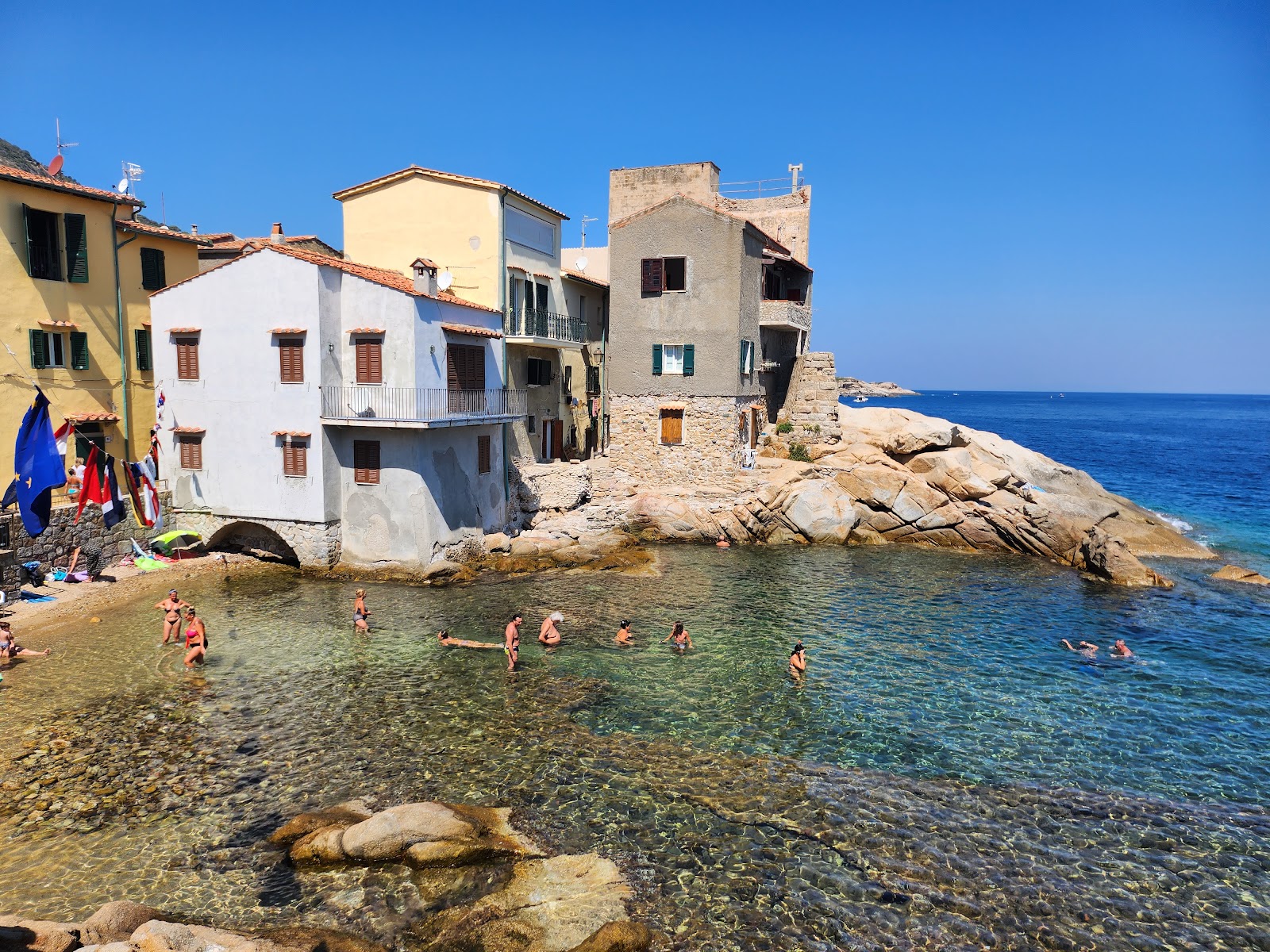 Foto von Caletta del Saraceno mit beiger sand & steine Oberfläche