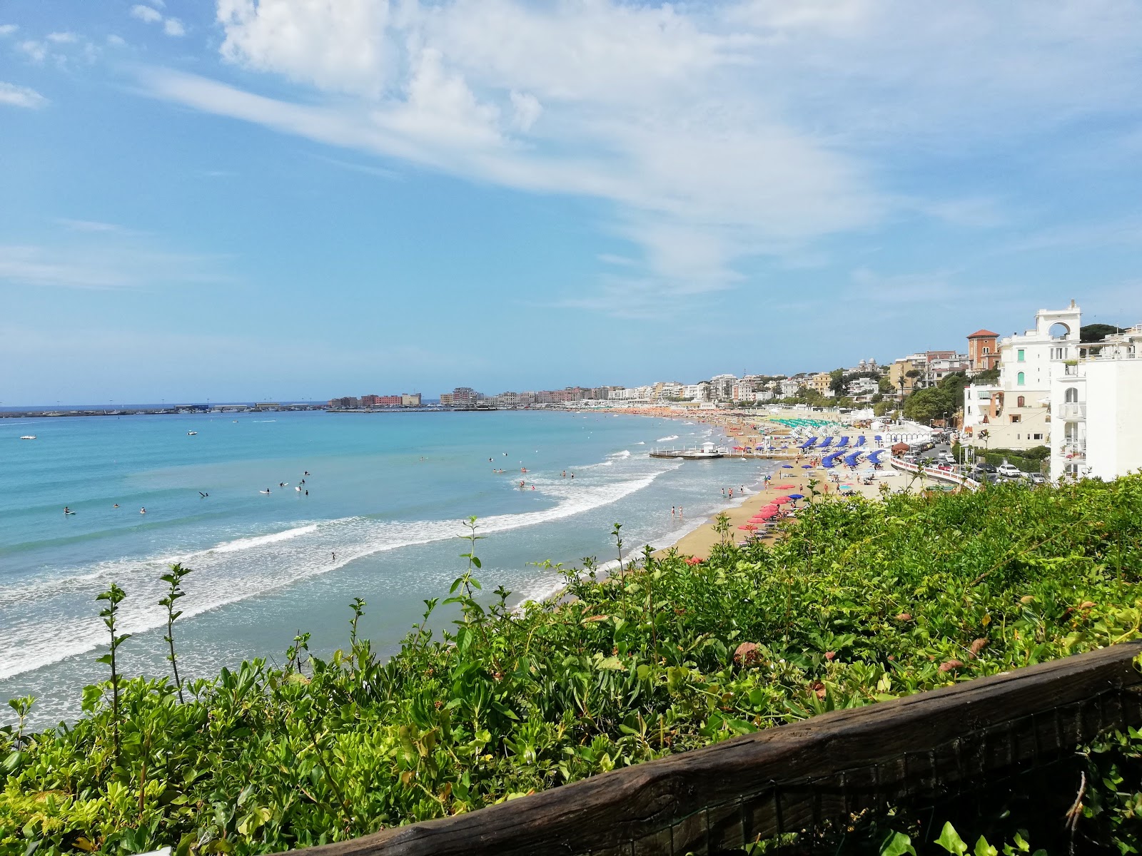 Foto av Anzio Strand med blått vatten yta