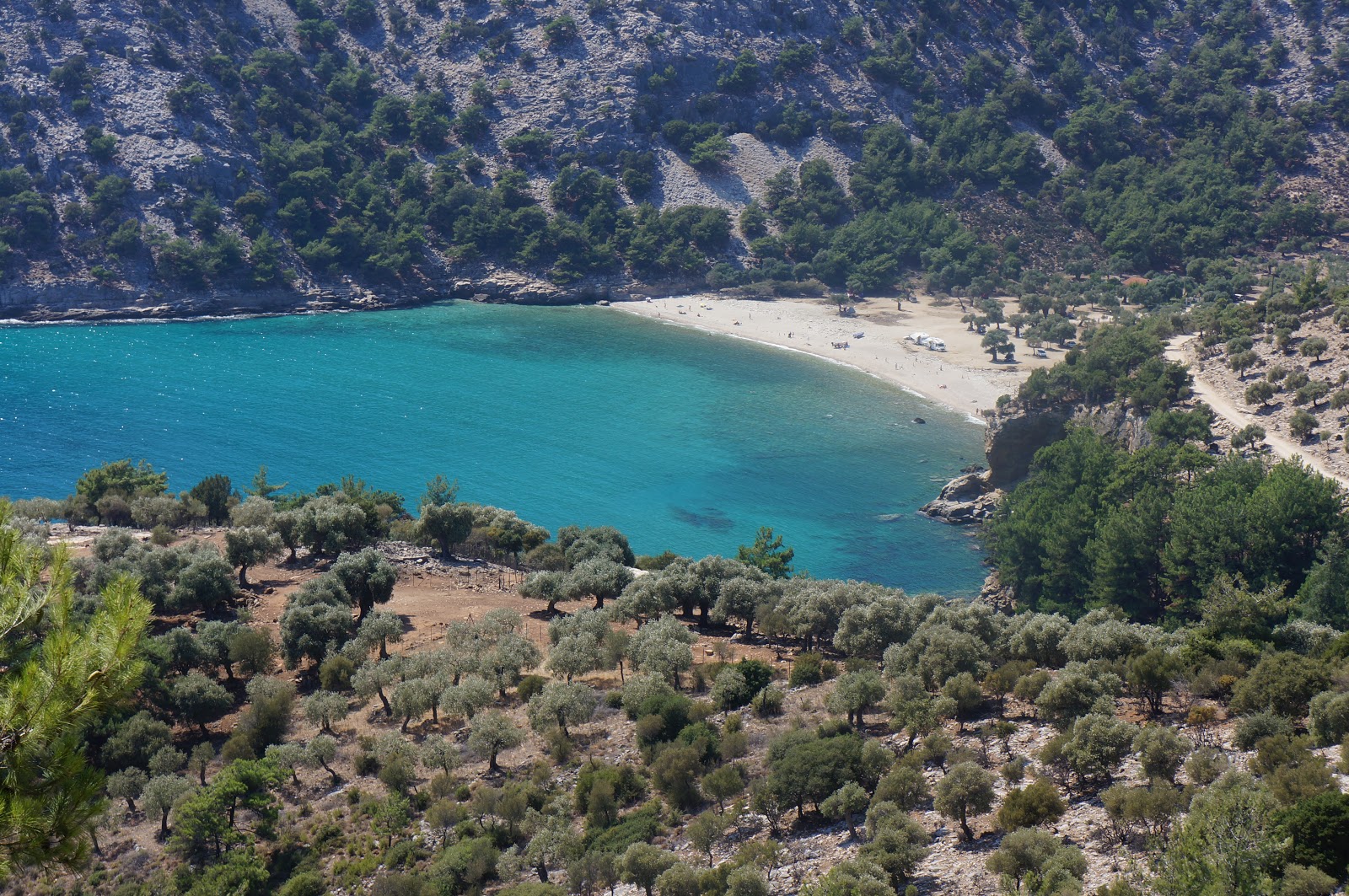 Fotografija Livadi beach z lahki kamenček površino