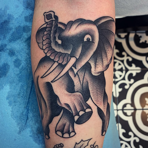 Explore death before dishonor tattoo ideas, creative tattoo ideas in Milwaukee, available at MANIA Tattoos Milwaukee