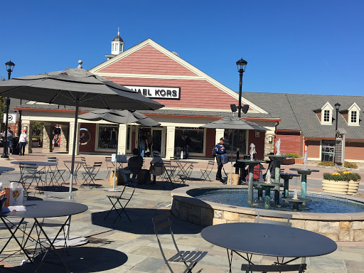 Shopping Mall «Woodbury Common Premium Outlets», reviews and photos, 498 Red Apple Ct, Central Valley, NY 10917, USA