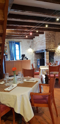 Atmosphère du Restaurant La maison bleue à Clermont-Dessous - n°4