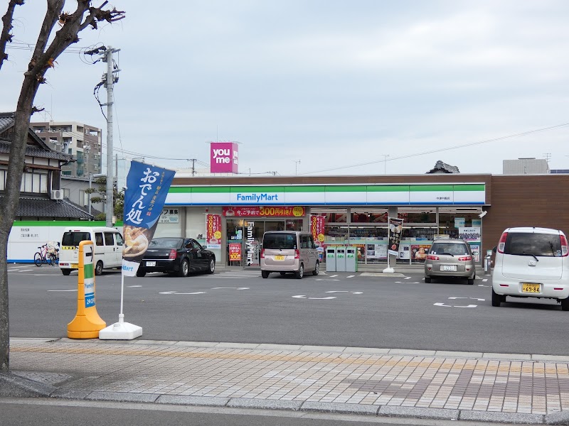 ファミリーマート 中津中殿店