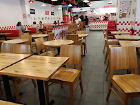 Atmosphère du Restaurant de hamburgers Five Guys à Rosny-sous-Bois - n°1