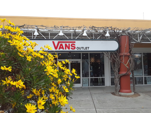 Shopping Mall «Petaluma Village Premium Outlets», reviews and photos, 2200 Petaluma Blvd N, Petaluma, CA 94952, USA