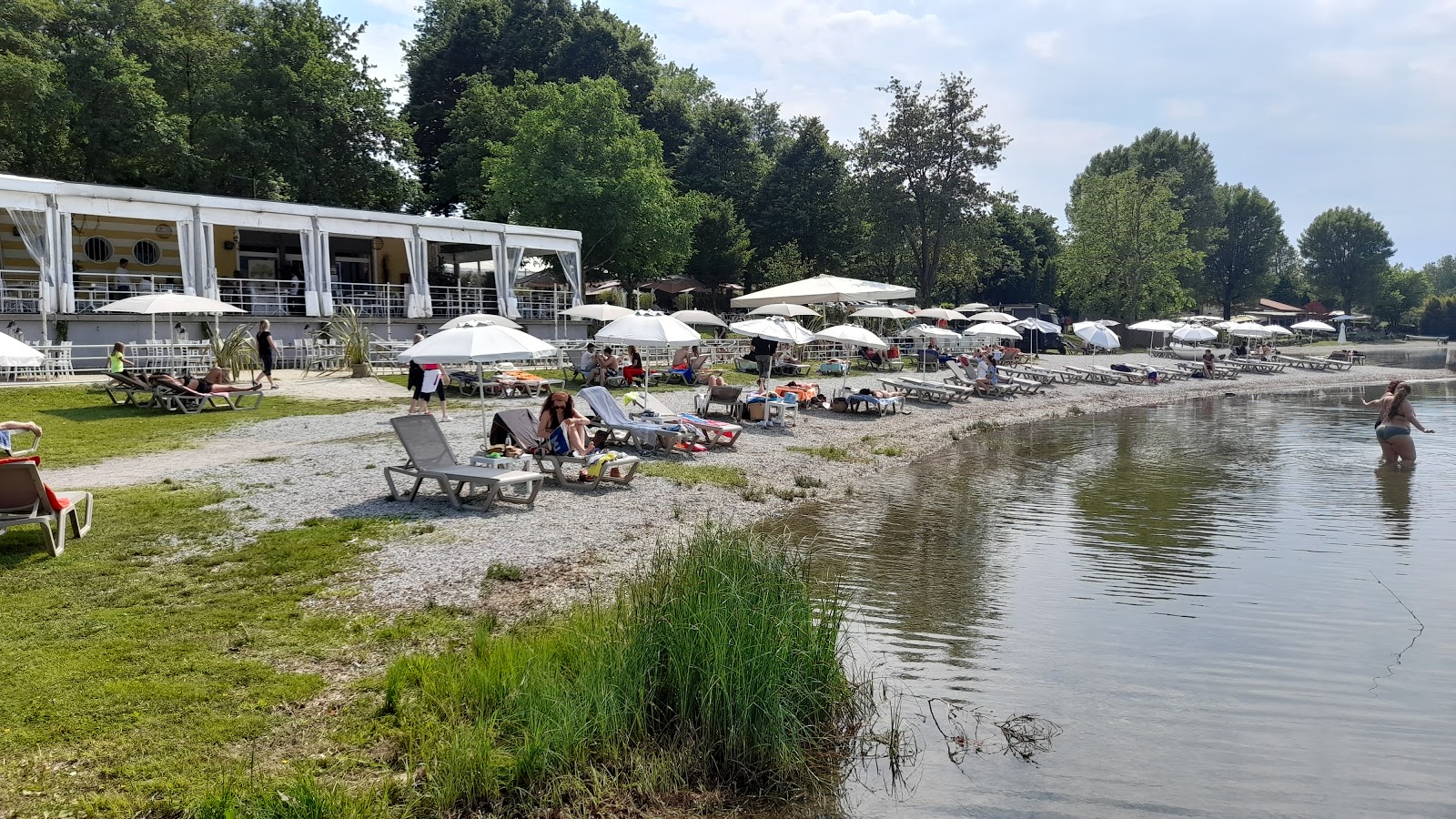 Valokuva Lago di Pusiano Beachista. puhtaustasolla korkea
