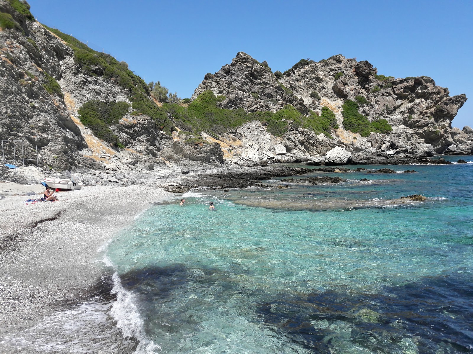 Trachelos beach'in fotoğrafı hafif ince çakıl taş yüzey ile