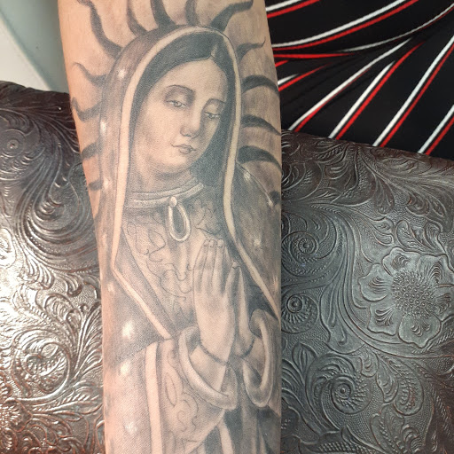 Tattoo Shop «Fess Graphics & Sons/ Pink Ink Tattoo Shop», reviews and photos, 4897 S Archer Ave, Chicago, IL 60632, USA