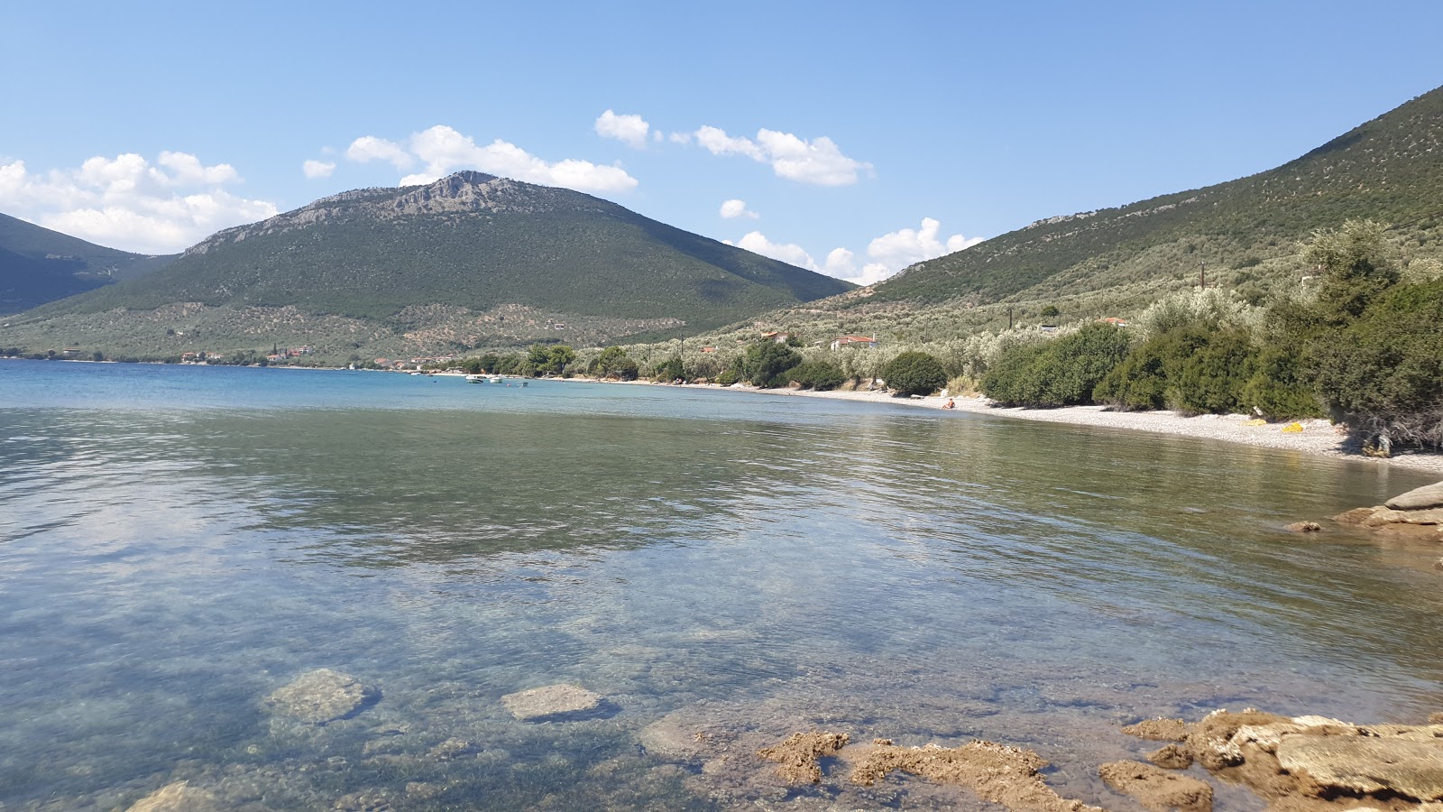 Ag. Dimitrios 2 beach的照片 带有明亮的沙子和岩石表面