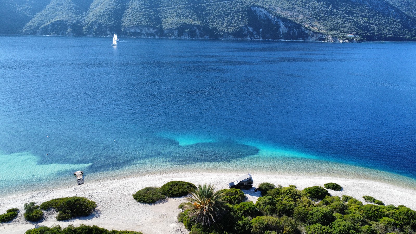 Photo de Agios Ioannis Beach zone sauvage