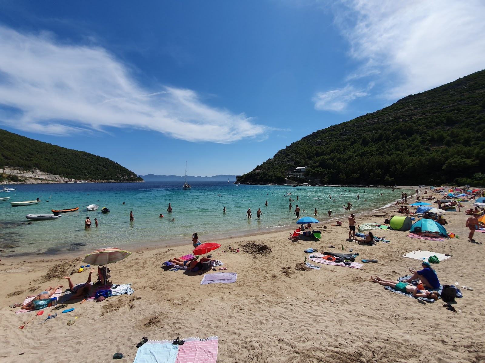 Foto af Prapratno beach bakket op af klipperne