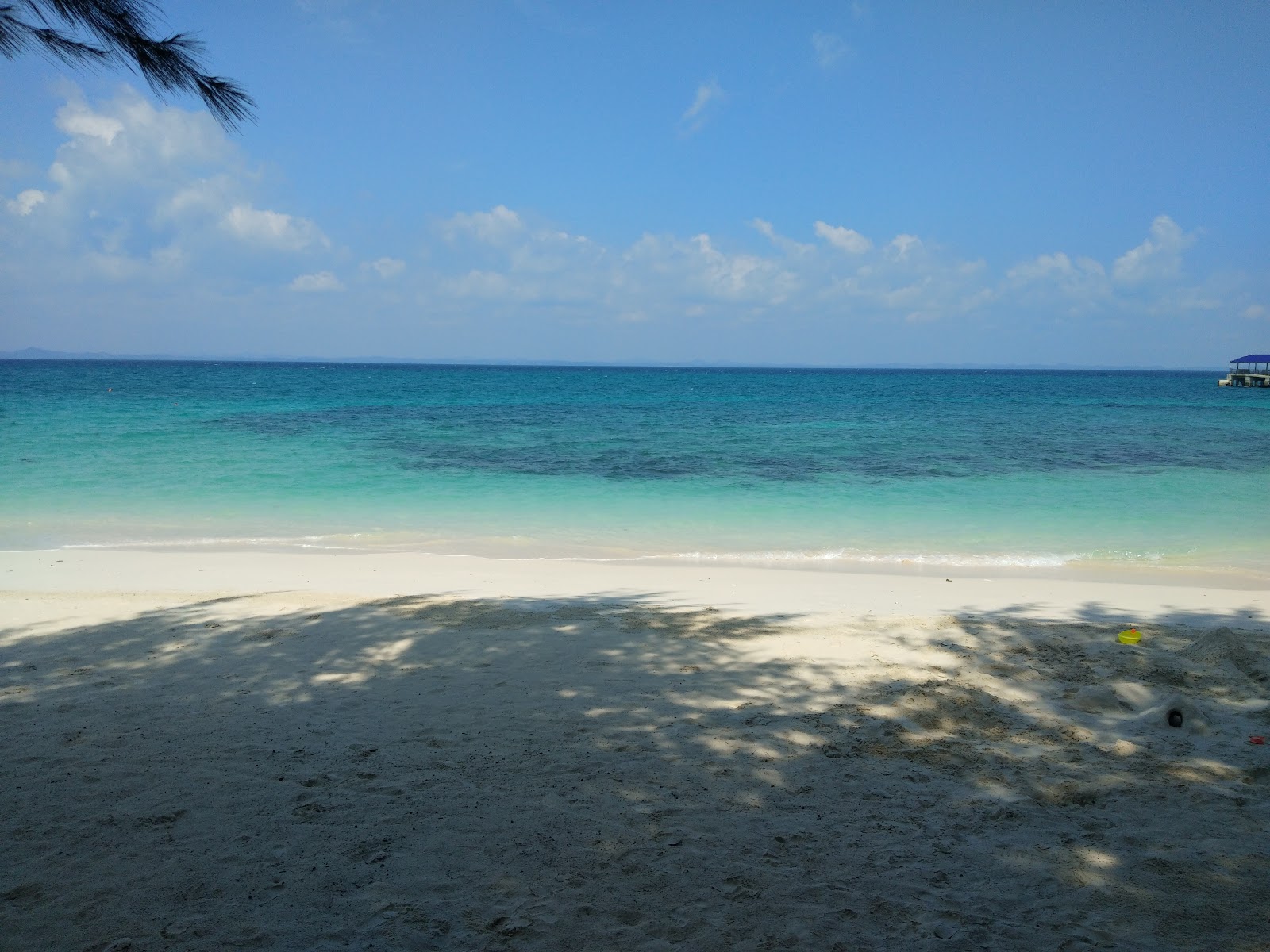 Φωτογραφία του Aseania Beach Resort με άσπρη άμμος επιφάνεια