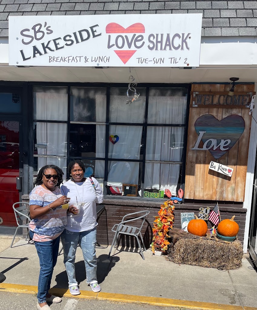 SB's Lakeside Love Shack 23228