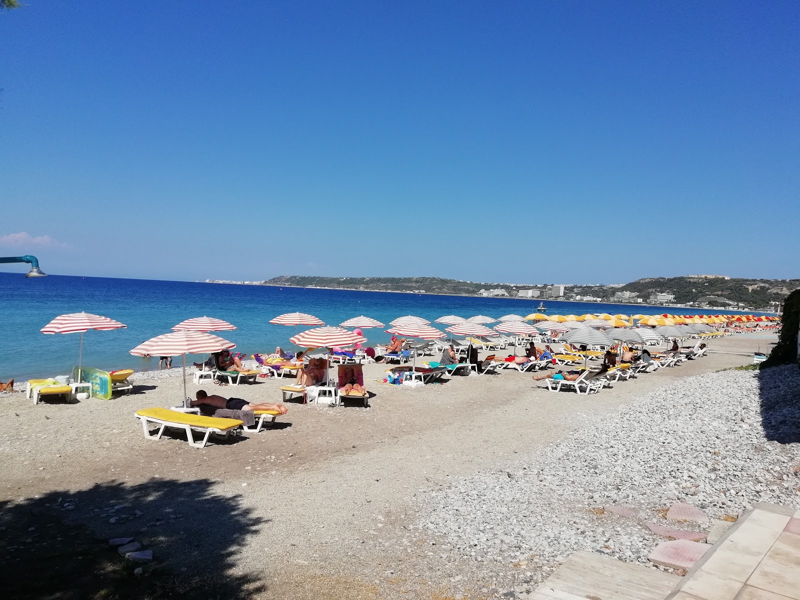 Foto de Ialysos beach e o assentamento