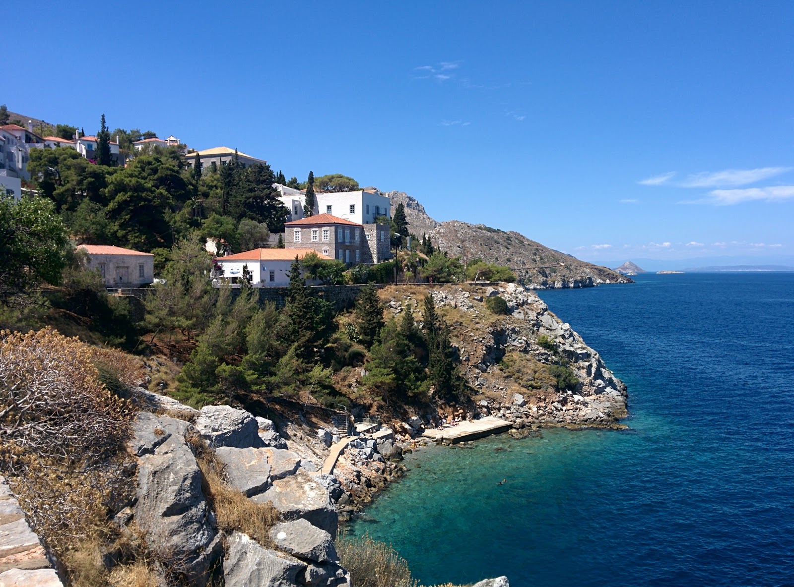 Foto di Avlaki Beach con una superficie del superficie in cemento pavimentata