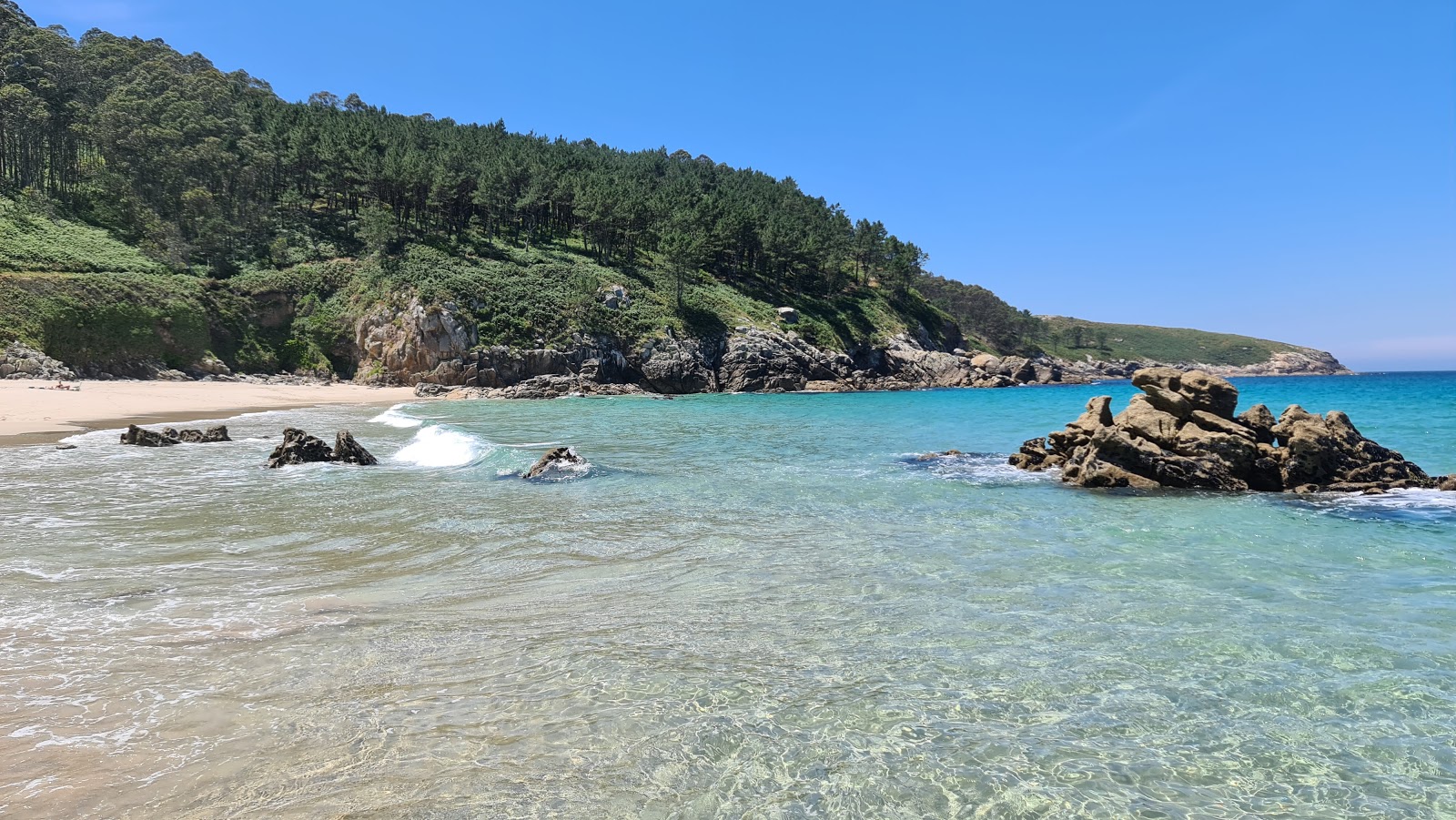 Praia de Rebordelo II'in fotoğrafı uçurumlarla desteklenmiş