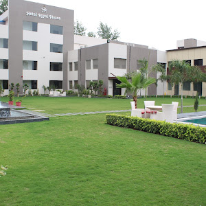 Hotel Royal Plaaza photo