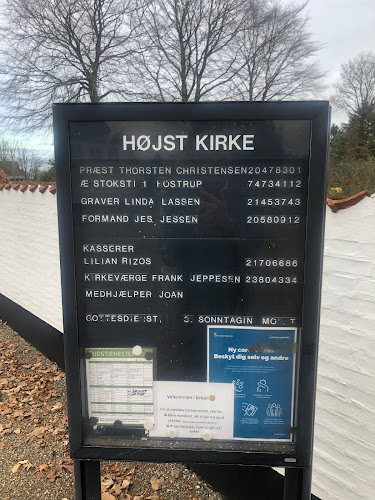 Kommentarer og anmeldelser af Højst Kirke