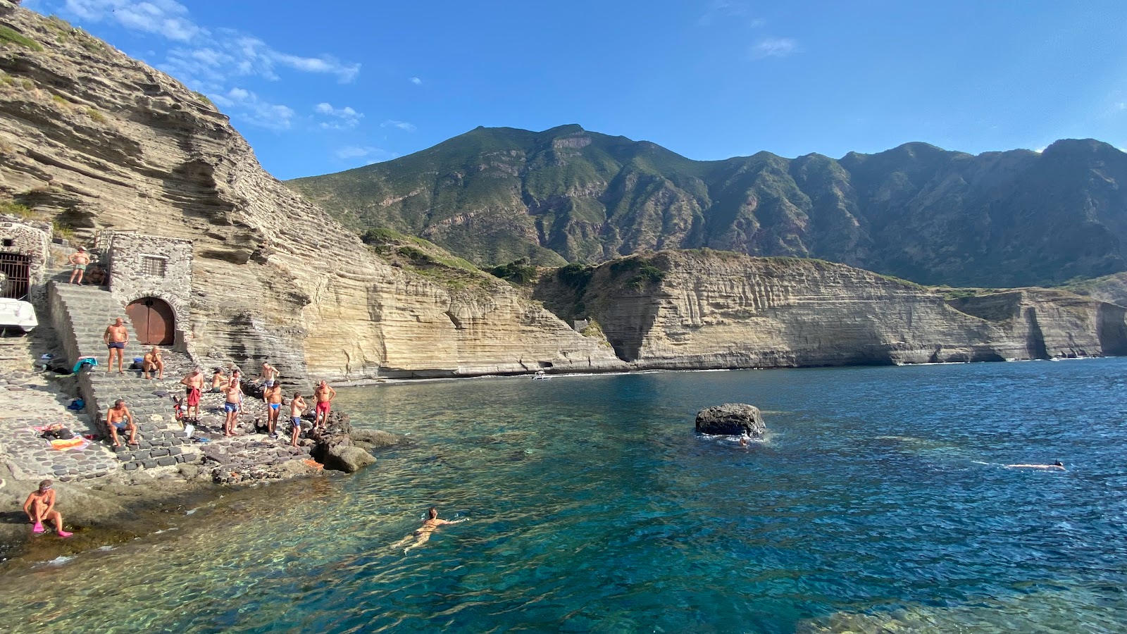 Fotografija Spiaggia di Pollara z kamni površino