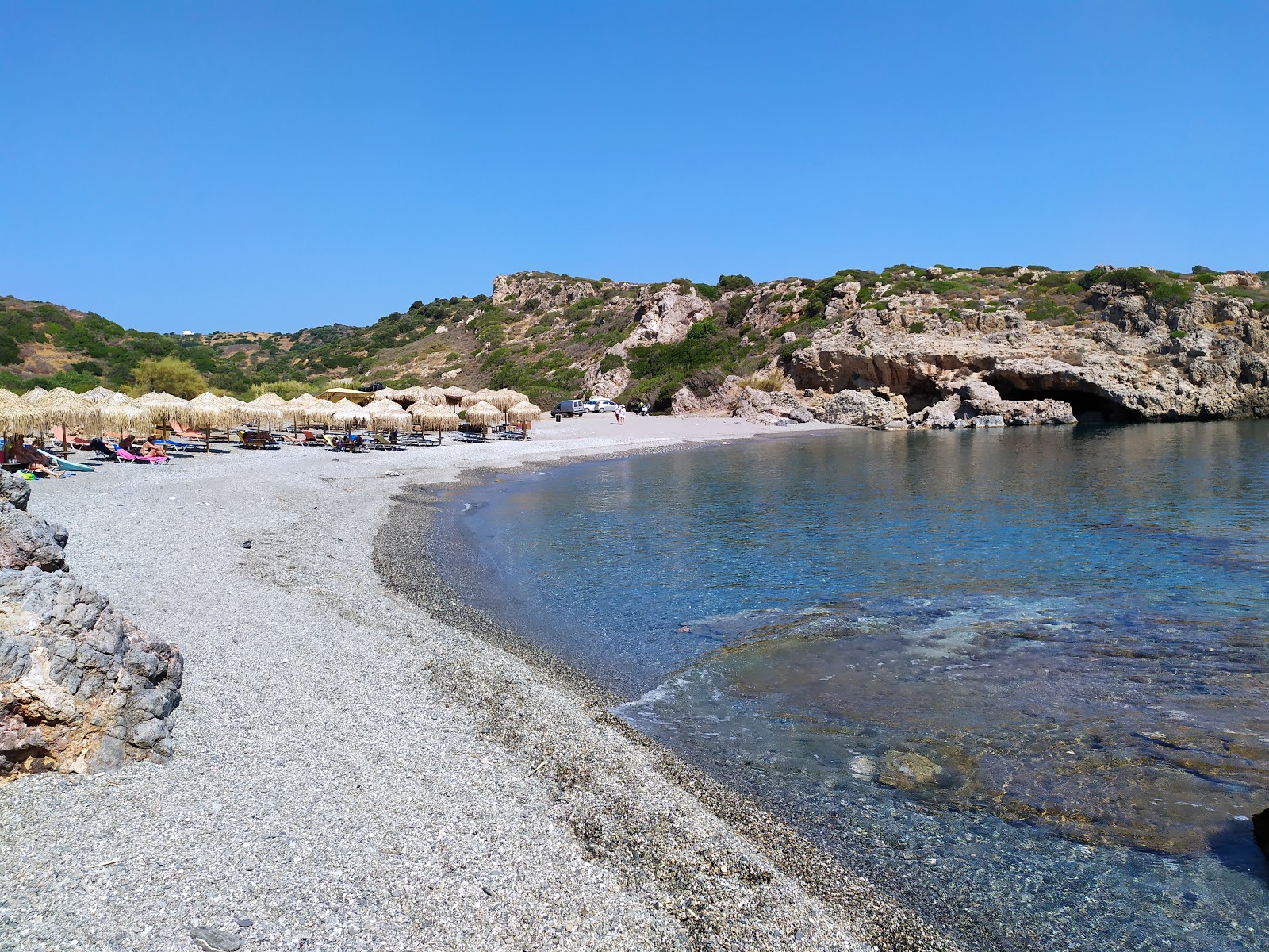 Foto van Fourni beach met kleine baai