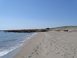 Alona beach'in fotoğrafı uçurumlarla desteklenmiş