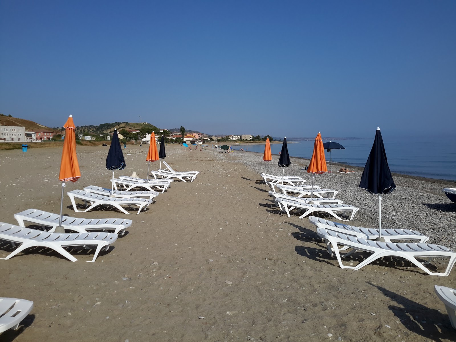 Fotografija Cariati beach z harmaa hiekka ja kivi površino