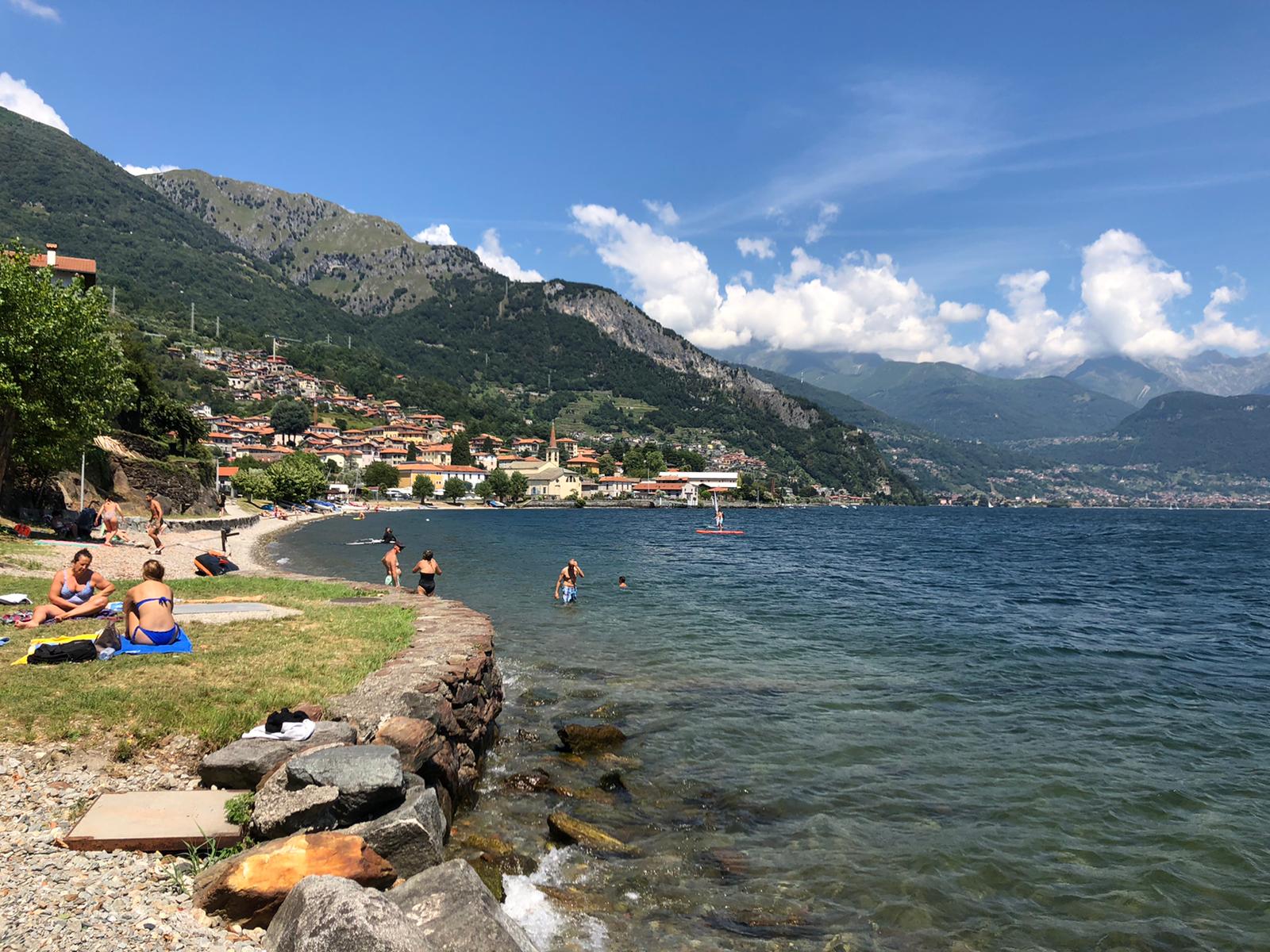 Fotografija Spiaggia de Caloso z kevyt hiekka ja kivi površino