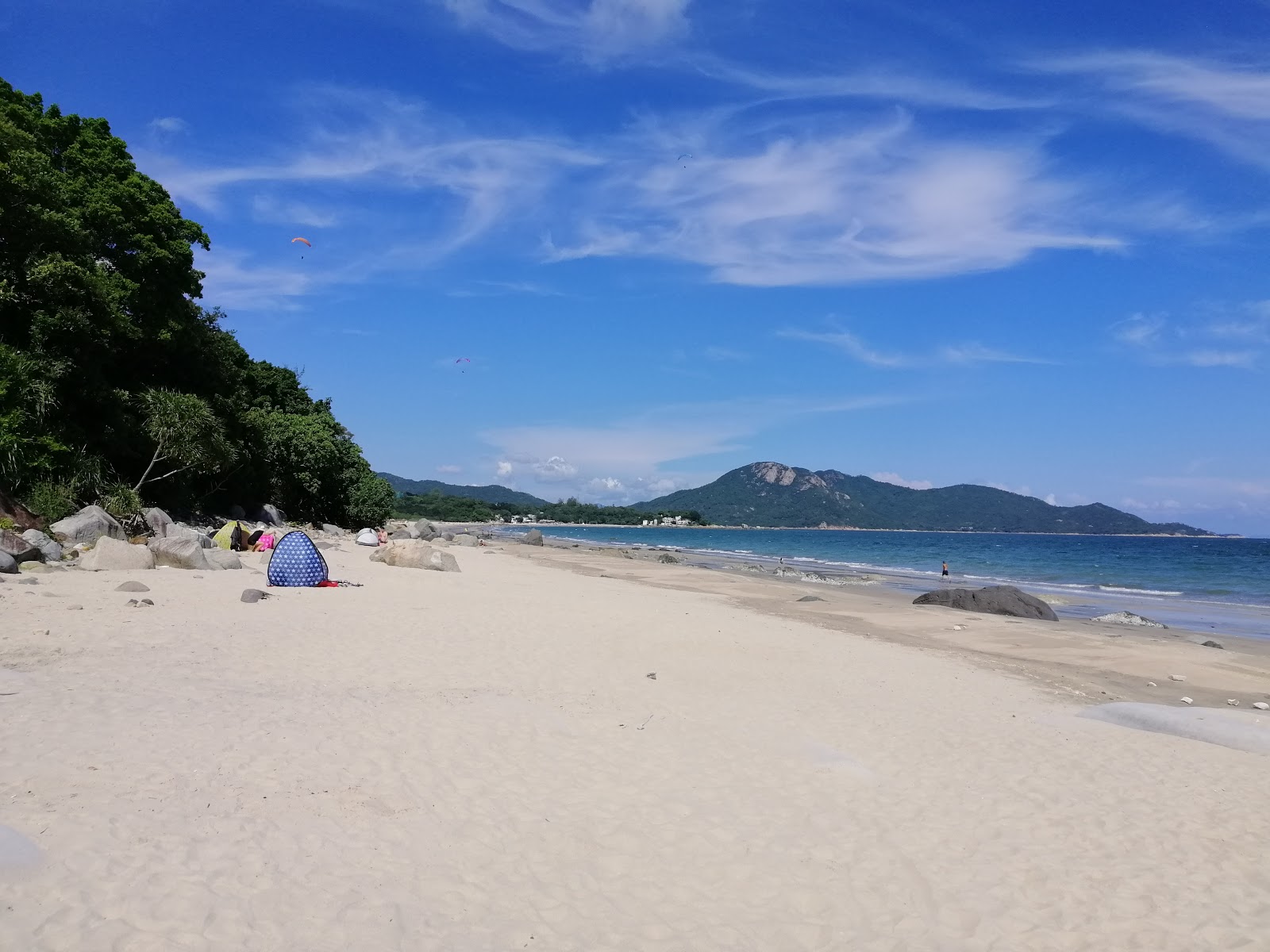 Photo de Lower Cheung Sha Beach protégé par des falaises