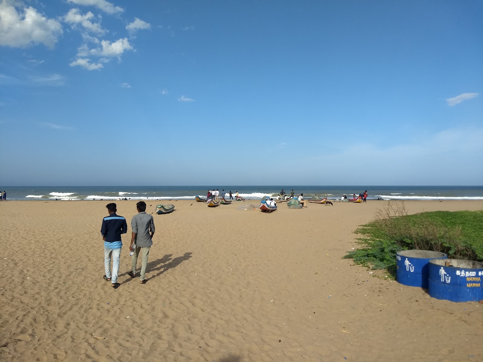 Foto von ECR Beach mit geräumige küstenlinie