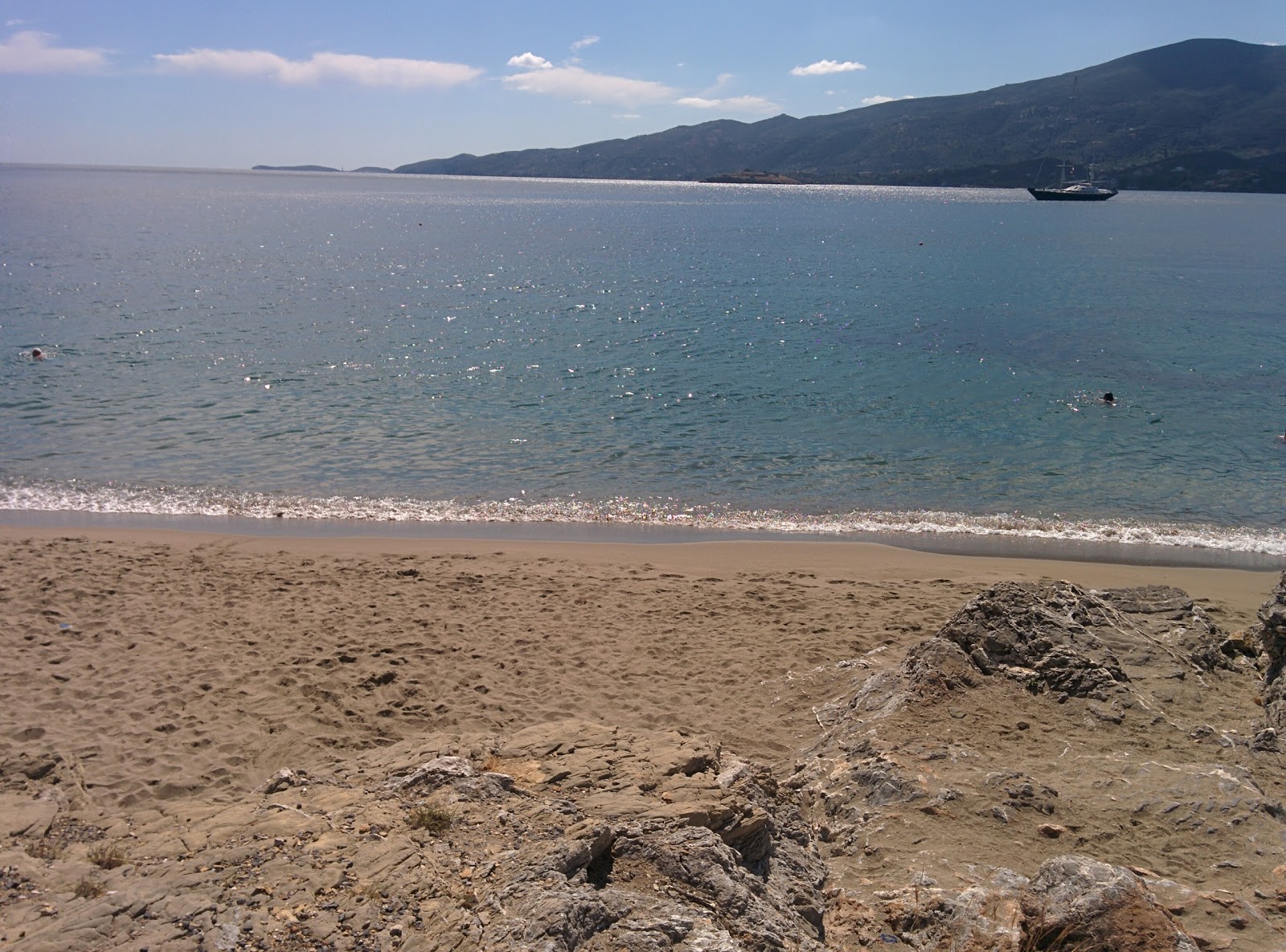Foto av Askeli beach omgiven av klippor