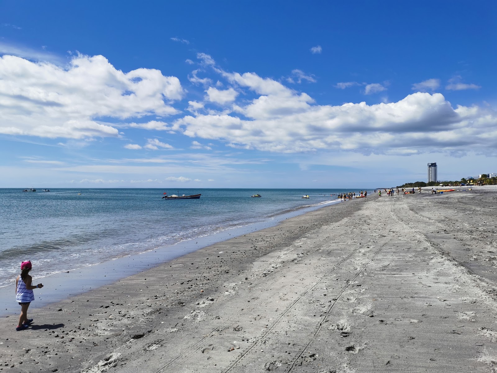 Foto di Blanca Beach con una superficie del sabbia luminosa