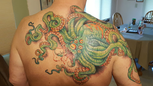 Tattoo Shop «I Ov Thee Dragon Tattoo And Body Piercing Studio», reviews and photos, 614 6th St, Racine, WI 53403, USA