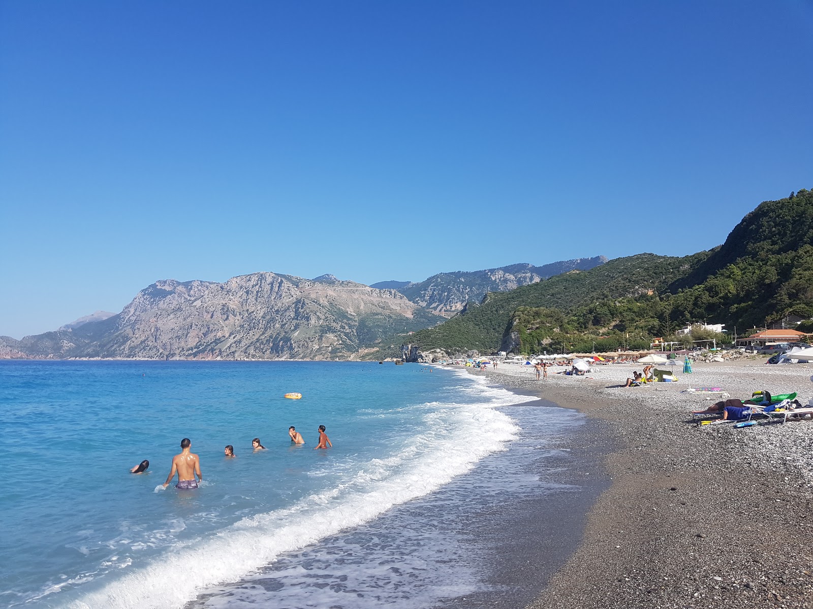 Foto von Chiliadou beach mit kleine, graue kiesel Oberfläche